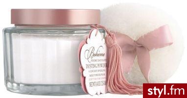 Perfumowany, rozświetlający puder do ciała o zmysłowym zapachu piżma, mieszanki kwiatów i krystalicznego bursztynu. Niezastąpiony w codziennej pielęgnacji ciała po kąpieli, pozostawia skórę aksamitnie gładką, nasyconą pięknym zmysłowym zapachem. W eleganc - Misz-masz