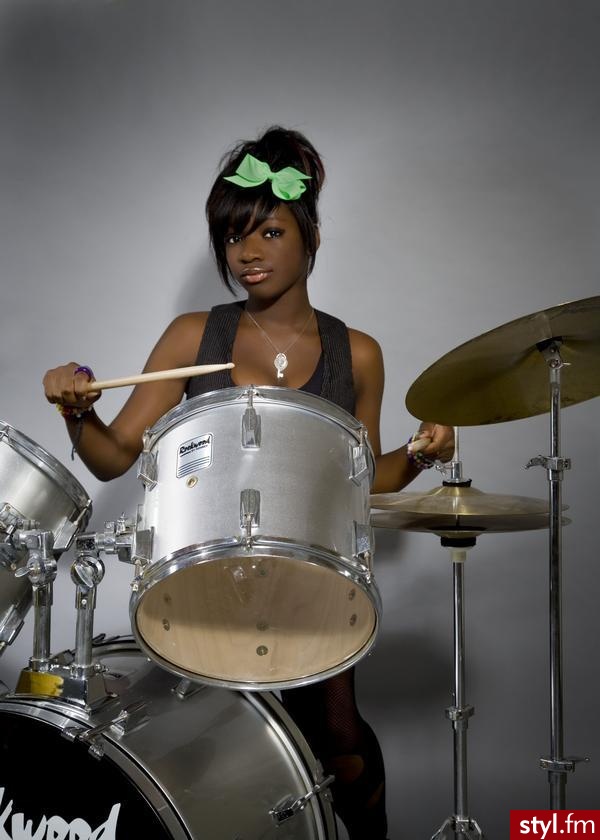Która ładniejsza ?. Mi się wydaje ze ta w żółtych spodenkach aczkolwiek obie dziewczyny są ładne :]] - Moda uliczna Inne Moda