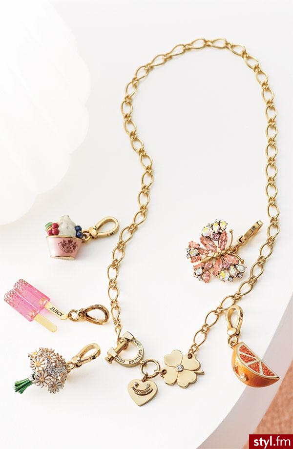 łańcuszek Juicy Couture w cenie 68$, przewieszka z lodami na patyku 42$, pomarańcza 58$, deser w kubeczku 48$, motylek 62$ i bukiet 58$ - Pozostałe Dodatki Moda