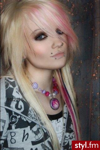 Fryzury - emo. Jeśli zdjęcie znajduje się już w galerii podaj link- usunę - EMO Alternatywne Średnie Fryzury