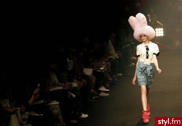 Oto jedna z fryzur które styliści zrobili modelką na pokazie w Japoni:) - Punk Rock Alternatywne Średnie Fryzury