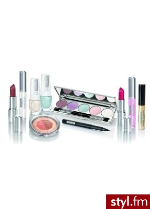 1. Pomadka nawilżająca DIAMOND LIPSTICK IsaDora
Specjalne, eleganckie wydanie pomadki Perfect Moisture Lipstick, inkrustowane lśniącym diamentem… Cena detaliczna 49 zł.
2. Eyeliner w pisaku FINE LINER EYE STYLO IsaDora z cienką, nylonową końcówką, która - Misz-masz