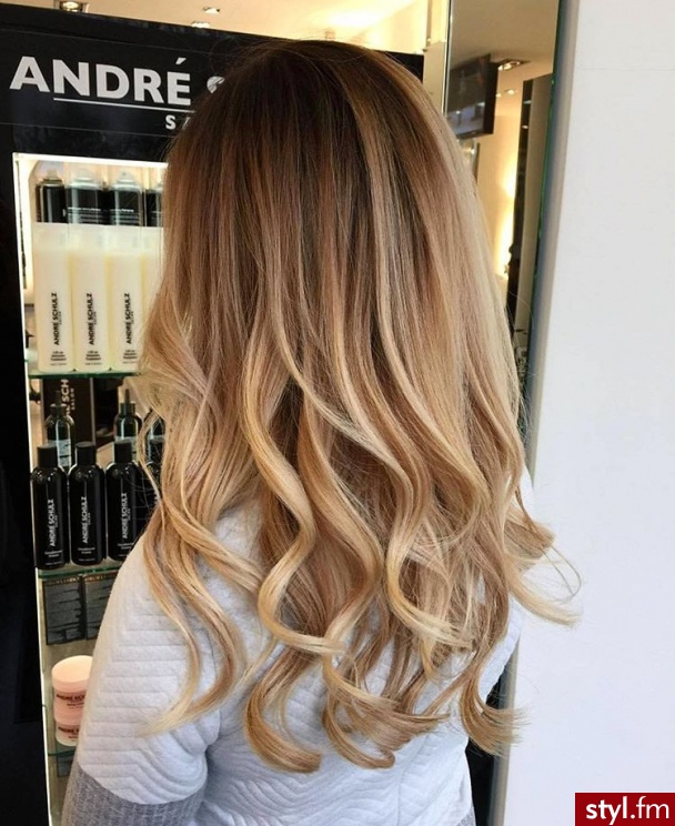 Blond Rozpuszczone Kręcone Na co dzień Długie Fryzury