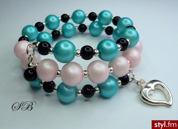 Bransoletka na drucie pamięciowym ,perły szklane ,kulki metalowe.
nr.B221
http://www.bizuteriasb.pl/pl/p/blekitno-rozowa/411 - Bransoletki Biżuteria Moda