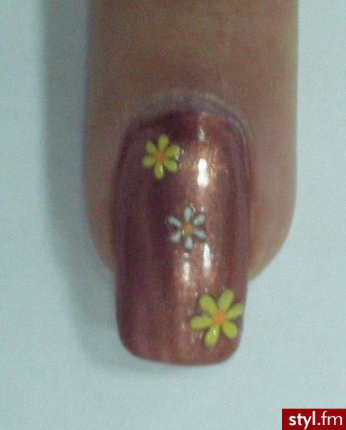 żółte kwiatki. Na brazowym lakierze Inglot SILVER naklejone sa żółte kwiatuszki (naklejki 3D Rubber Art nr RP-27 firmy J-Nail) - Paznokcie