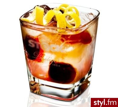 Koktajl Top Trendy 2010. Koktajl Top Trendy 2010. 40ml Stock Prestige Vodka 20ml Plum Wine Choya 15ml świeżego soku z cytryny 2 – 3 świeże śliwki (poza sezonem może być dżem śliwkowy). Śliwki pokroić w cząstki, zalać wódką i dodatkami. Udekorować skórką c - Misz-masz
