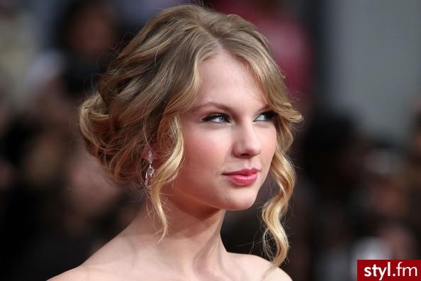 Taylor Swift - Blond Upięcie Kręcone Na co dzień Średnie Fryzury