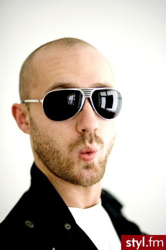 uwielbiam takie okulary ^^ swoją drogą bosko w nich wygląda ;D - Nakrycia głowy Dodatki Moda