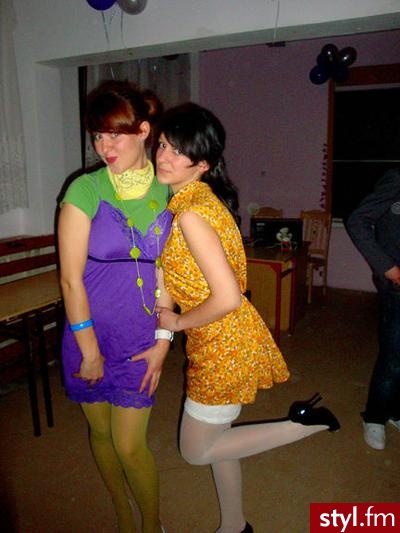 styl lat 60;) hehe znaczy tak mialo byc ale czy wyszlo...?? - Pozostałe Ciuchy Moda