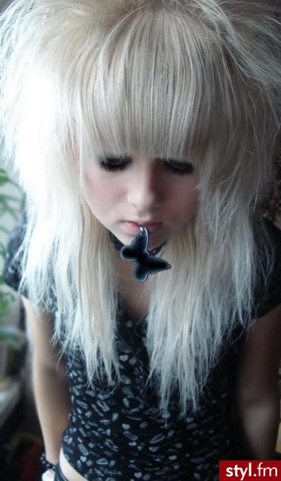 Jeśli zdjęcie już jest w galerii podaj link to usunę :) - EMO Alternatywne Średnie Fryzury