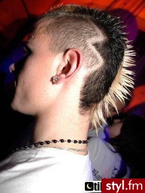 fryzura irokez. Irokezy męskie. fryzura irokez - Internetowy Katalog Fryzur IKF.com.pl, propozycje fryzur na każdą okazję np. fryzury łonowe - Punk Rock Alternatywne Średnie Fryzury