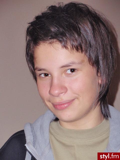 z pelerynką do karku z tyłu:) - Krótkie Fryzury