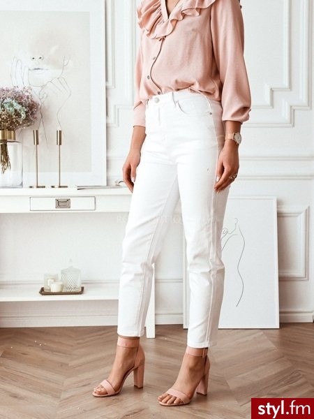 Spodnie wykonane zostały z delikatnie grubszego materiału. Modny obecnie krój typu mom jeans doskonale podkreśla sylwetkę. Klasyczny biały materiał świetnie sprawdzi się w wielu stylizacjach. https://roseboutique.pl/ - Jeansy Spodnie Moda