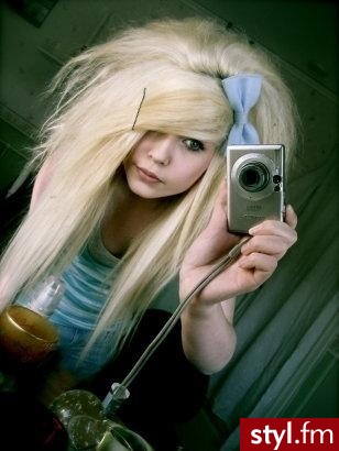 blonde scene haircut - EMO Alternatywne Średnie Fryzury