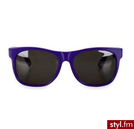 Kształtem przypominają klasyczne Wayfarery. Zobaczcie okulary marki Super!

Okulary marki Super kupić można w internetowym sklepie LuisaViaRoma. Kosztują 125 (turkusowe) i 87 euro (fioletowe). - Nakrycia głowy Dodatki Moda