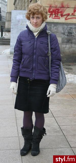 Jedną nogą w wiośnie, drugą nogą w zimie - moda niezdecydowana, choć widać, że tęskniąca za cieplejszymi dniami. - Moda uliczna Inne Moda