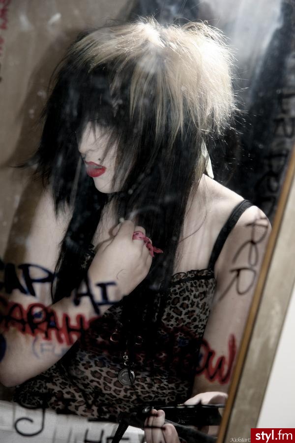 (\",) - EMO Alternatywne Średnie Fryzury