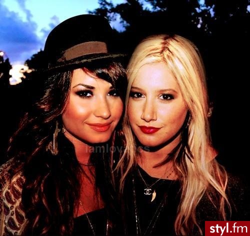 Demi Lovato i Ashley Tisdale - Dzienne Makijaże