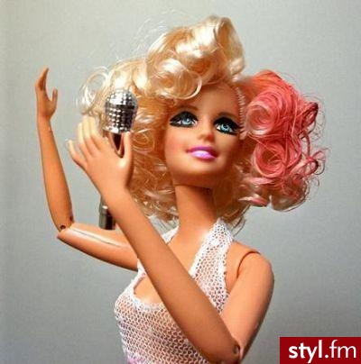 kolekcja lalek Barbie, które powstały na podobieństwo GaGi. Każda z nich jest ubrana w miniaturkę stroju, w którym mogliśmy zobaczyć piosenkarkę. - Misz-masz