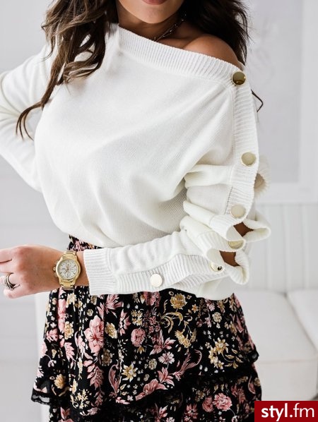 Sweter wykonany został z lekkiej dzianiny. Złote guziki na ramieniu nadają jej niepowtarzalny wygląd. Idealnie sprawdzi się zestawiony z jeansami. https://roseboutique.pl/ - Swetry Ciuchy Moda