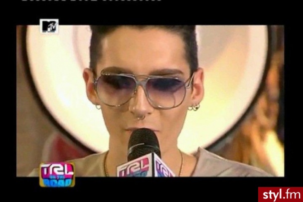 Bill Kaulitz. Jego nowe kolczyki : 3 kolczyki w lewym uchu, 1 w prawym, septum, - Modyfikacje ciała