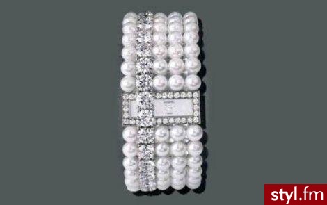 Chanel D- Flawless Bracelet Watch. Bransoletka należy do kolekcji Chanel Privée i zawiera w sobie 120 hodowlanych pereł i 133 diamenty. Całość zatopiona jest w 18- karatowym białym złocie. Chanel D-Flawless kosztuje około 2 mln dolarów. - Pozostałe Dodatki Moda