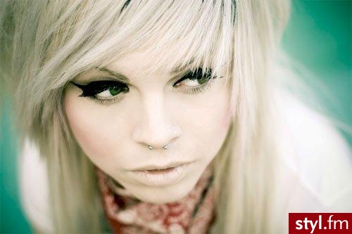 Izzy Hilton ;) ;**

Jeżeli zdjęcie jest w galerii proszę o podanie linka a napewno skasuję.. Tylko proszę patrzec na datę dodania ;) ;** - EMO Alternatywne Średnie Fryzury