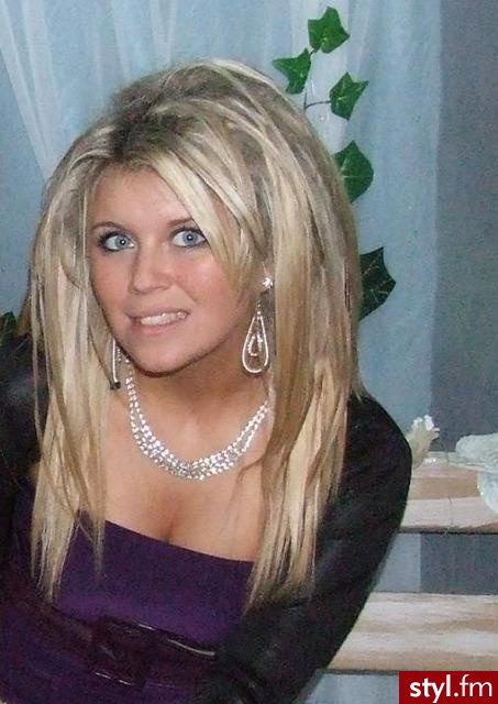 Fryzura robiona na wzór Heidi Range z zespołu Sugababes w clipie "Change".
Włosy wyprostowane,pasma utrwalane lakierem do włosów,można również żelem usztywniającym. - Długie Fryzury