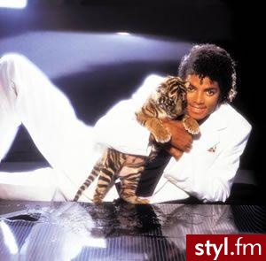 No i stało się król popu  Michael Jackson nie żyle :(

[ * ][ * ][ * ]   (...) - Pozostałe Ciuchy Moda
