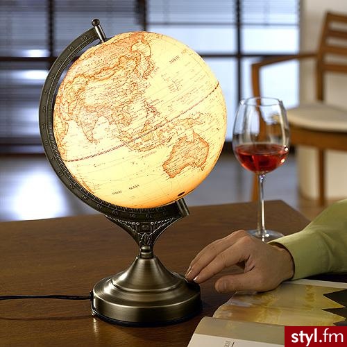 Lampa - globus, dla zapalonych podróżników. :) Jedyna w swoim rodzaju kartografia oraz 3 stopnie jasności ustawiane za pomocą dotyku, pozwolą na nowo odkryć świat. Cena: ? - Gadżety Inne Moda