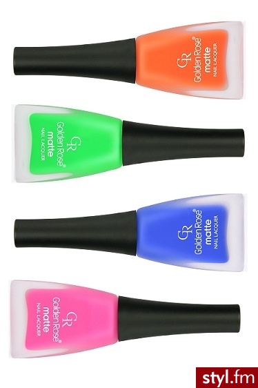 W tym sezonie hitem są neony, szczególnie te na paznokciach. Intrygujący, nieustannie modny matowy efekt uzyskamy lakierem MATTE NAIL LACQUER od Golden Rose (nr 21-24). - Paznokcie