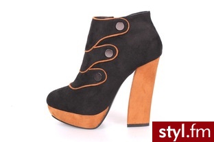 Czarne botki platformy - znajdziecie na stronie:  ModneNiebo.pl - Botki Buty Moda