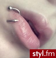lip piercing - Modyfikacje ciała
