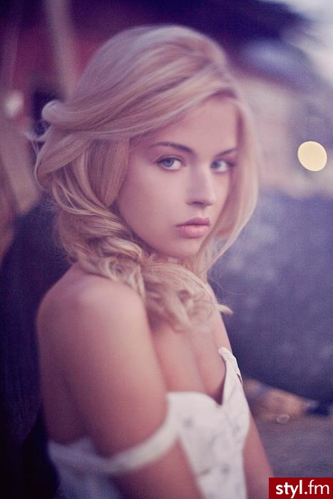 Średnie Fryzury