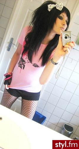 to nie moja fotka ^^ jeżeli to zdjecie znajduje sie juz w galerii prosze napisac, to usune xd - EMO Alternatywne Średnie Fryzury