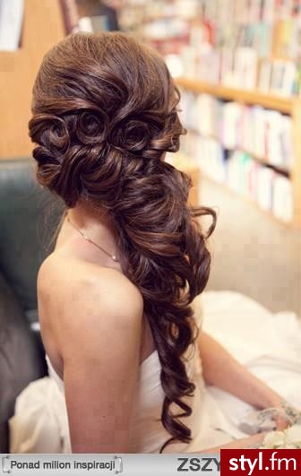 Brązowe Upięcie Kręcone Ślubne Średnie Fryzury