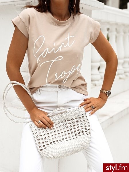 T-shirt wykonany został z przyjemnego w dotyku, bawełnianego materiału. Wysokiej jakości print wygląda niezwykle delikatnie. Dekolt w łódkę. Jest to doskonały wybór do wiosennych, casualowych stylizacji. https://roseboutique.pl/ - T-shirt Ciuchy Moda