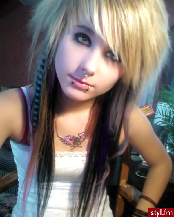 Jenn Curbstomp
Jeśli zdjęcie juz jest w galerii podaj link to usunę :) - EMO Alternatywne Średnie Fryzury