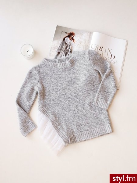 Sweterek dziewczęcy z rozcięciem po boku i stawką tiulową. Ściągacz przy rękawie i w pasie. https://roseboutique.pl/ - Swetry Ciuchy Moda