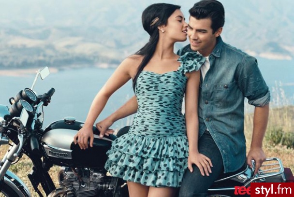 Demi Lovato i Joe Jonas - Sukienki Moda