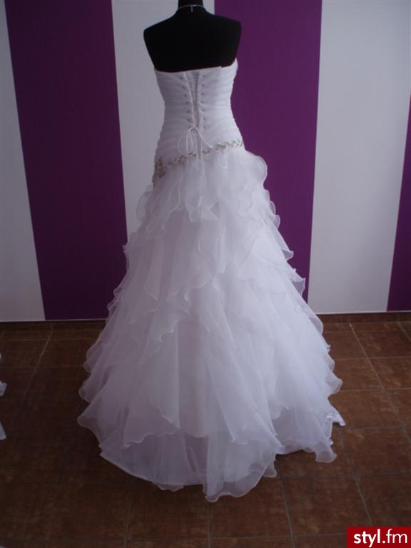 Moja suknia ślubna. Suknia ślubna - model INDIA z kolekcji MS Moda.

Rozmiar: 36,
szyta na miarę dla osoby o wzroście 180 cm + 6 cm obcas

Wymiary:

dł całkowita - ok 152 cm
szer. pod pachami (na płasko) - ok 44 cm
biust - ok. 90 cm ( dzięki sznu - Misz-masz