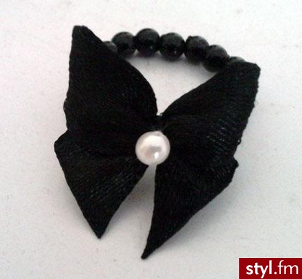 Branzoletki , pierścionki ----UNIKAT---- rękodzieło. Branzoletka, pierścionek z kokardką satynową to niezły pomysł na podkreślenie swej elegancji i stylu. Roamiary uniwersalne. ZAPRASZAM :) - Misz-masz