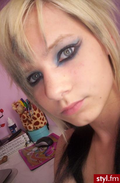 Black&Blue. Cienie do oczu :
Niebieski
bialy
czarny 
+ eyeliner i maskara - Makijaże