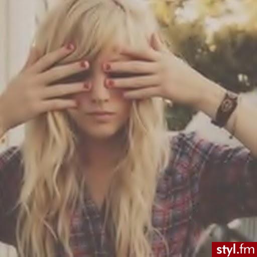 Blondzia - Średnie Fryzury