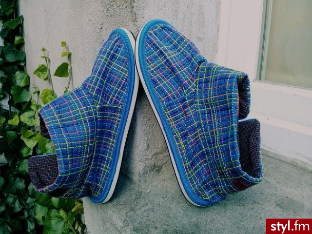 Buty z wykonane z tkaniny pajęczynowanej. - Trampki Buty Moda