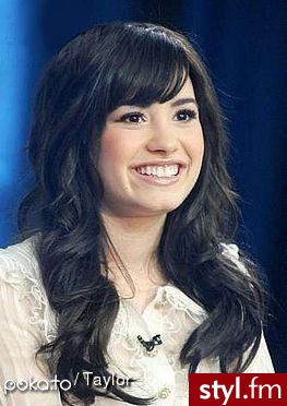 Demi Lovato - Kręcone Na co dzień Średnie Fryzury