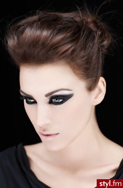 Pupa Smoky Look. Pupa Smoky Look. W zestawie:4 prasowane cienie,czarny eyeliner w kremie,czarna mini kredka Multiplay,aplikator do cieni,aplikator do eyelinera,błyszczyk do ust,korektor,aplikator do błyszczyka,aplikator do korektora
Cena zestawu: 129 zł - Makijaże