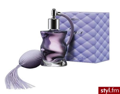 perfumy Grace <3 Urocza kompozycja rozpoczyna się uwodzicielskimi nutami drogocennych przypraw. W jej sercu rozkwitają indyjskie jaśminy, aksamitne fiołki i różowe goździki. Olejek wetiwerowy i drewno kaszmirowe stanowią luksusową ramę tego zapachu. - Misz-masz