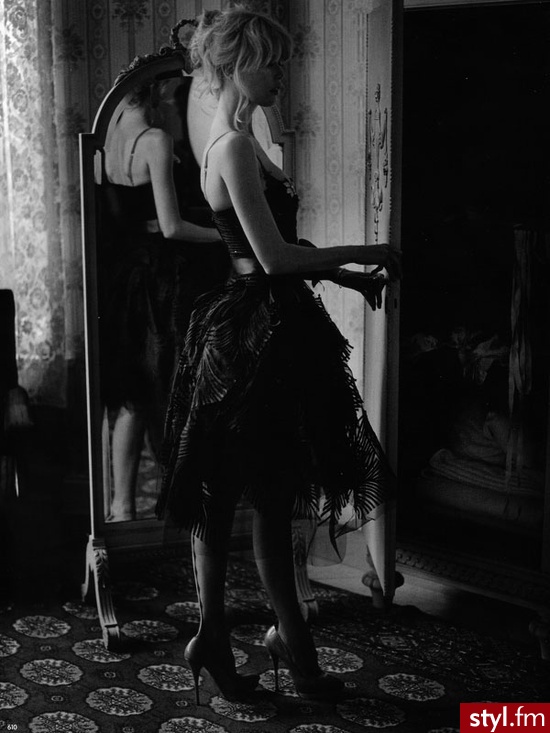 Claudia Schiffer in Chanel Dress - Wieczorowe Sukienki Moda
