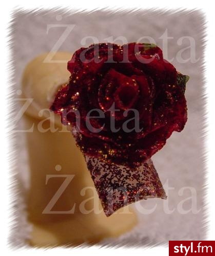 Autor: _Żaneta_ róża. Autor: <b>_Żaneta_</b><br /> To moja pierwsza w życiu  zrobiona róża z akrylu.Jestem z niej dumna:) Zdjęcie nie oddaje jednak calego uroku a szkoda:( - Paznokcie